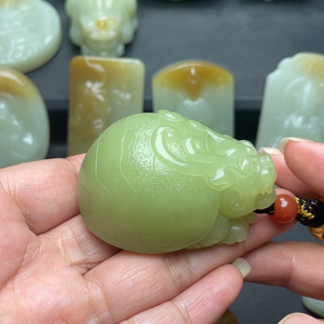 杨***亿和田玉未镶嵌颈饰