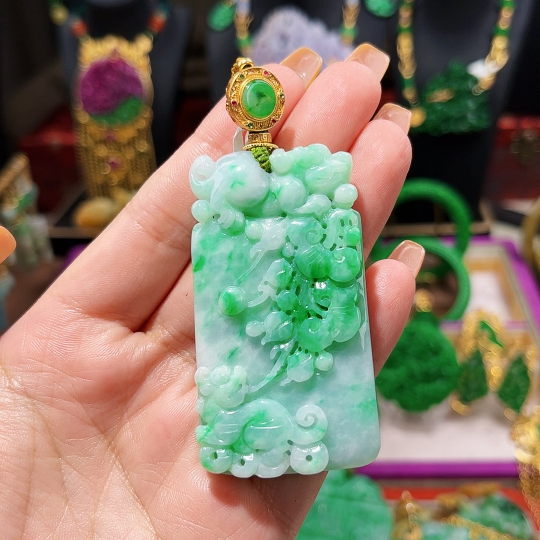 【闪购商品】翡翠吊坠(赠链)未镶嵌刺翡翠
