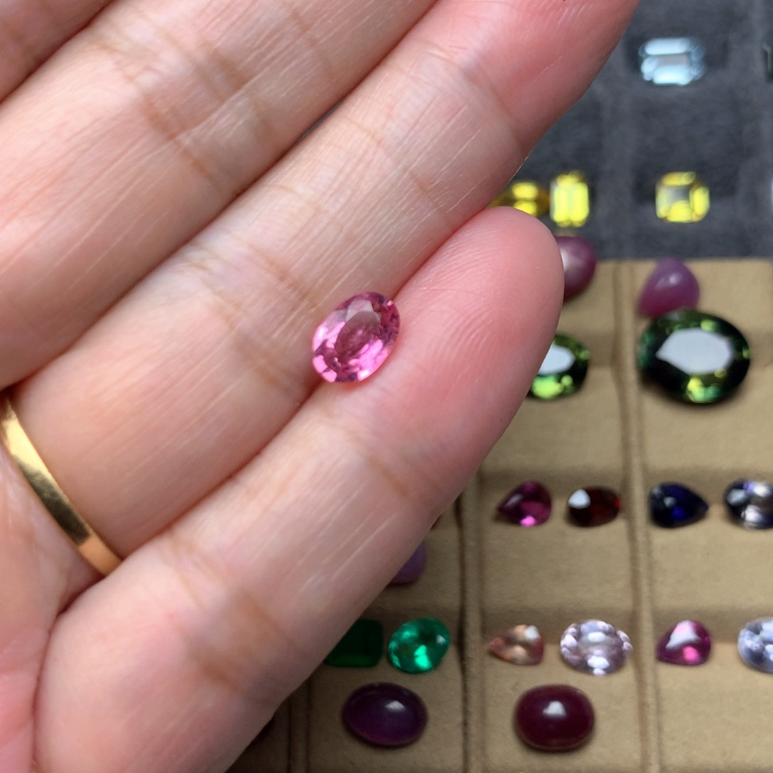 碧玺裸石一粒未镶嵌