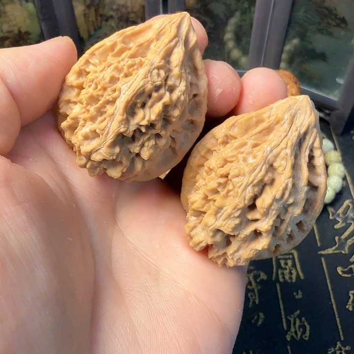 文玩核桃把件昌平山一代十三陵鸡心37