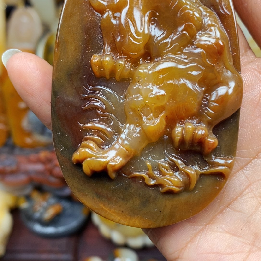 石英质玉（黄龙玉）颈饰未镶嵌