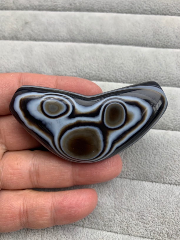 巴西缠丝玛瑙三眼牛角珠