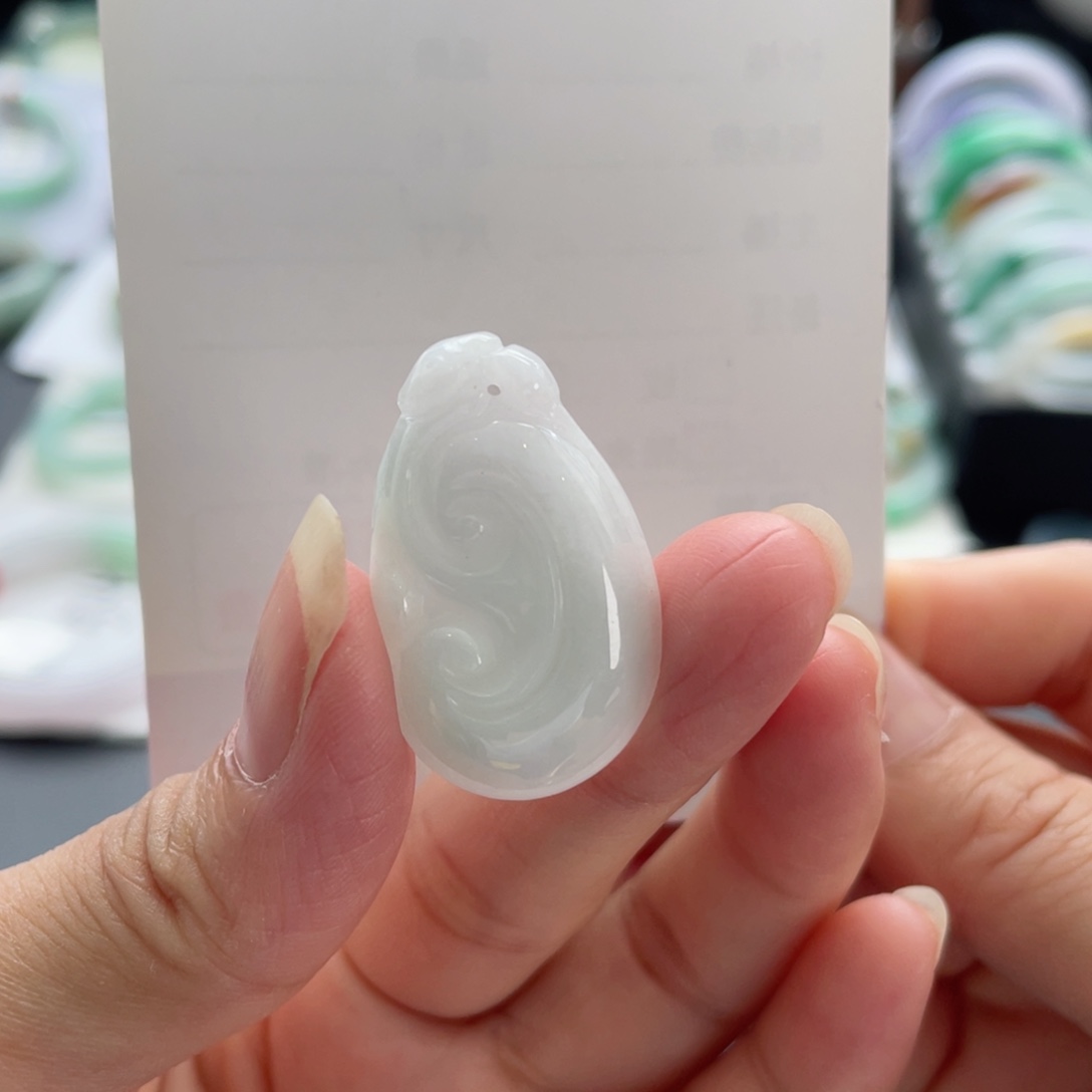 翡翠未镶嵌颈饰如意