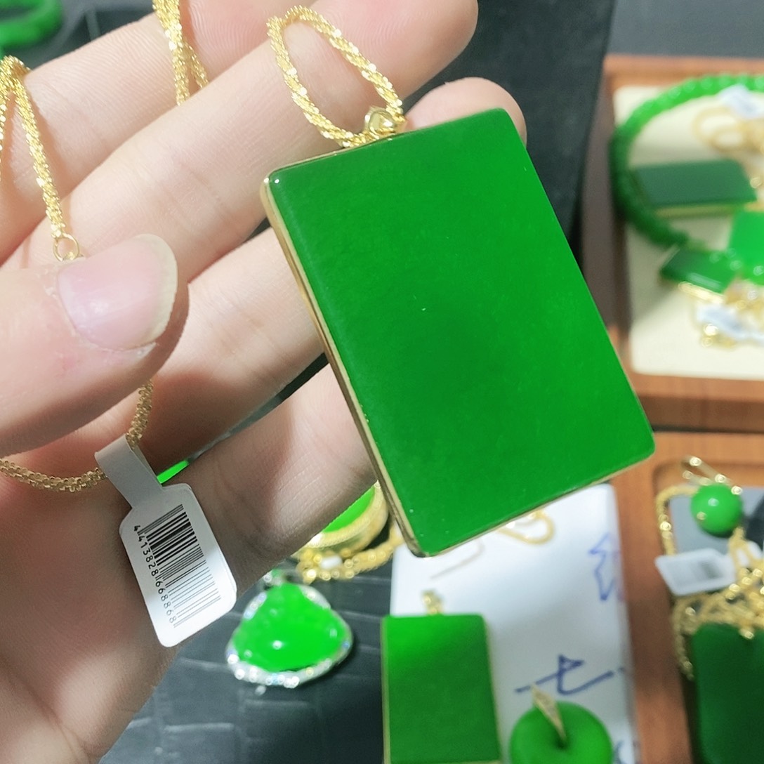 翡翠颈饰14K金镶嵌吊坠