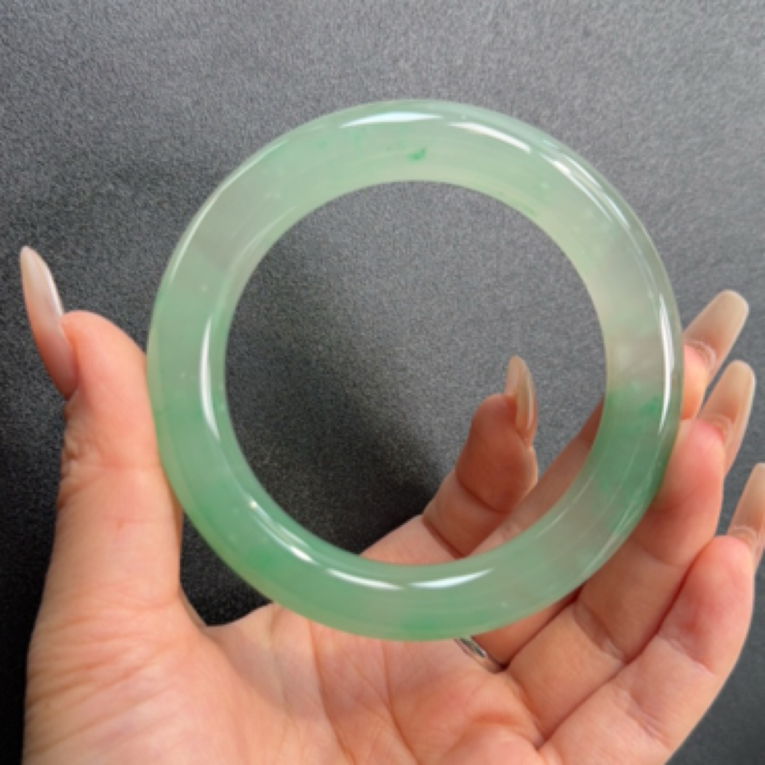 高冰浅底色非洲翠圆条手镯