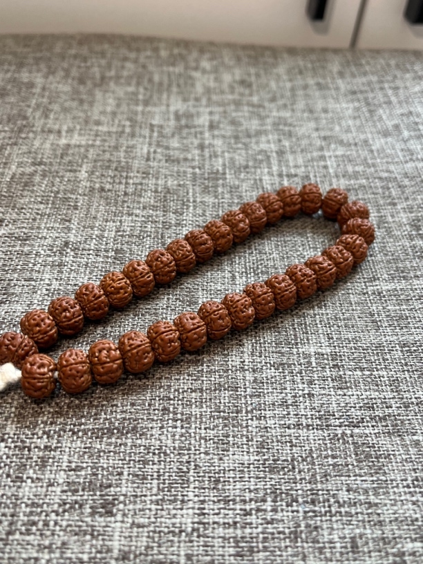 勿里达 老树王手串 尺寸11  孔道黄 身上无黄