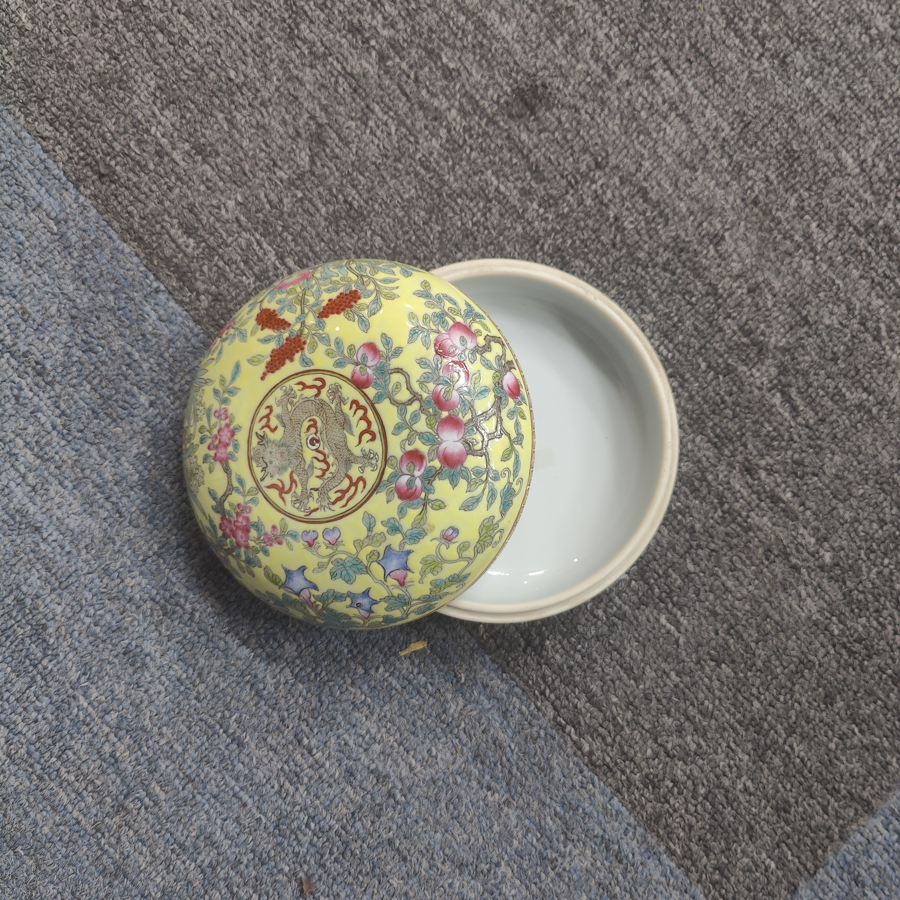 古陶瓷黄地龙纹寿桃印泥盒