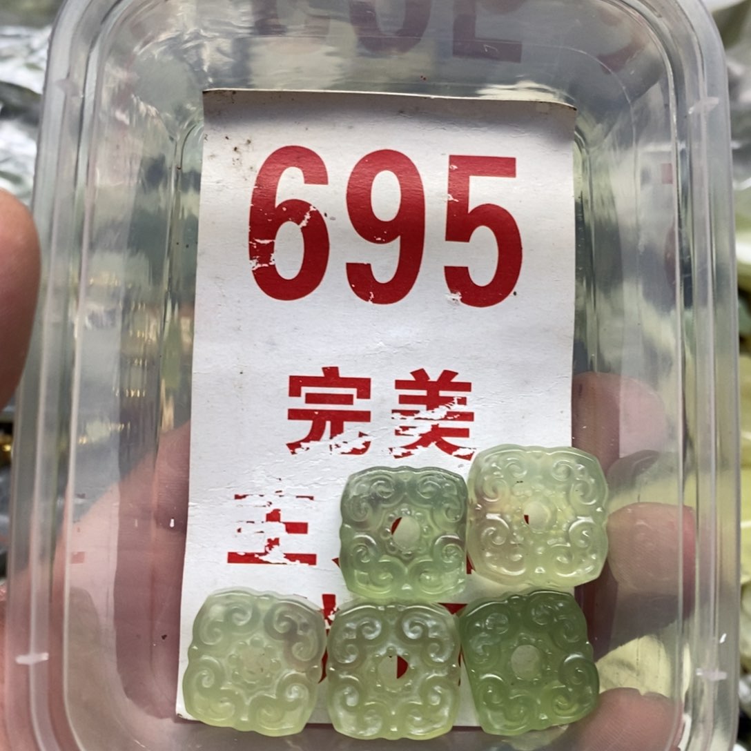 蛇纹石玉挂坠未镶嵌