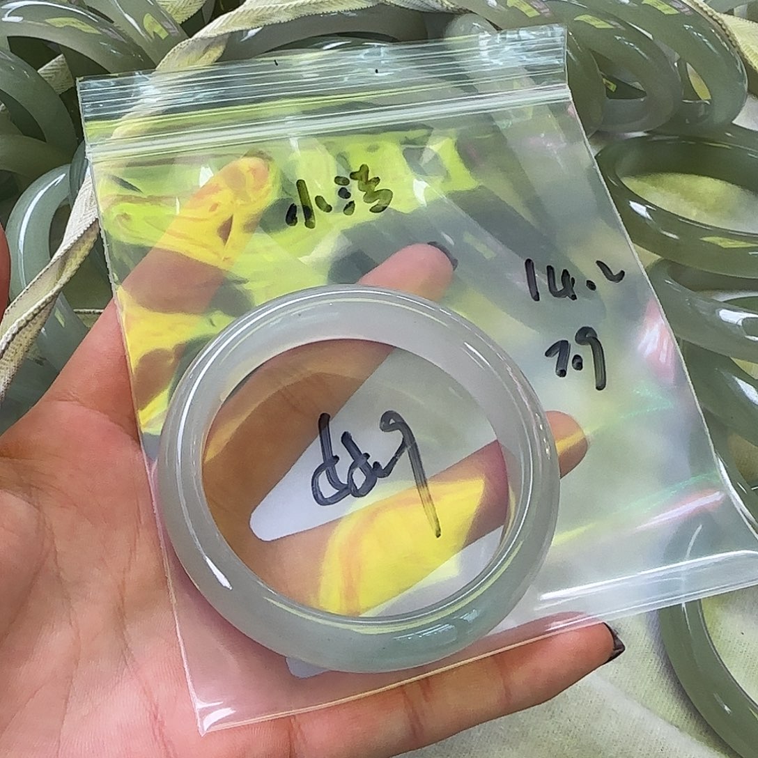 小***洁东陵石未镶嵌手镯