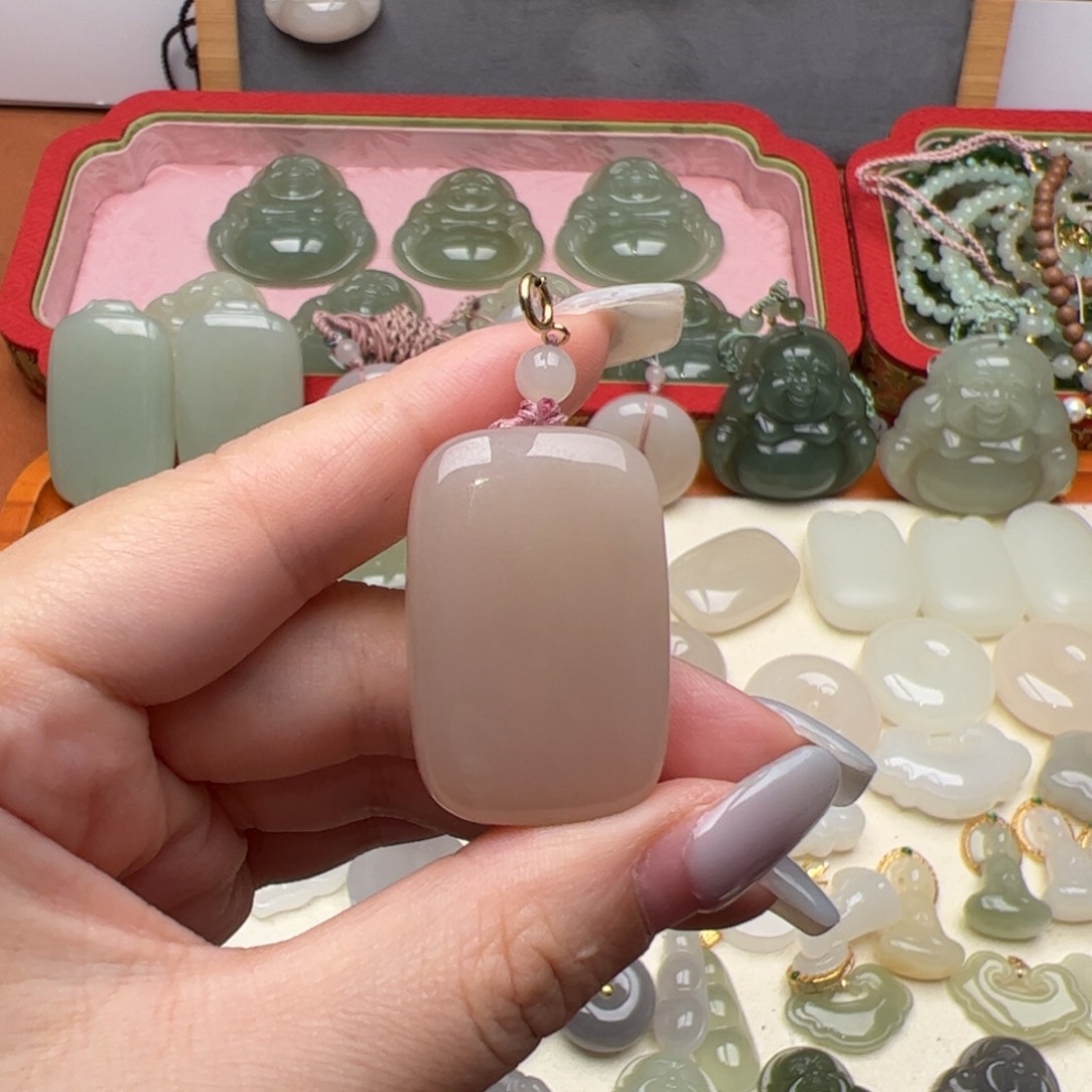 和田玉未镶嵌颈饰张**音