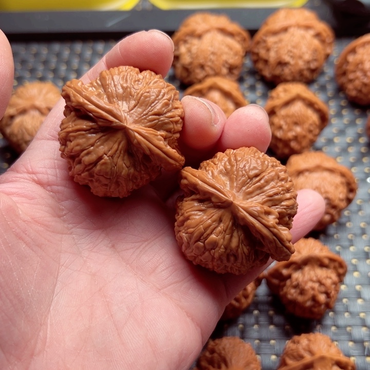 文玩核桃吊坠白狮子45