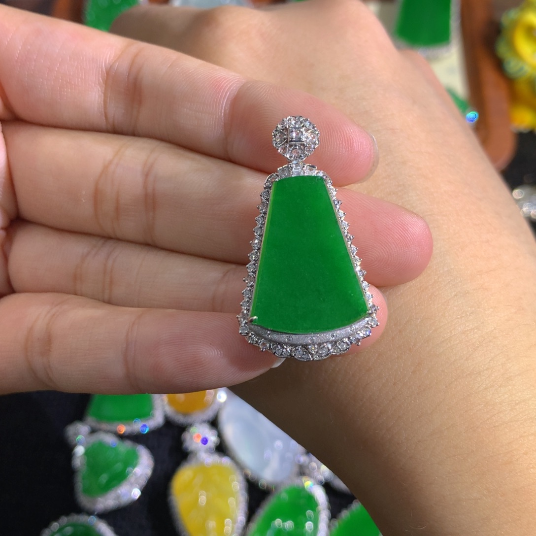 翡翠18K金镶嵌颈饰