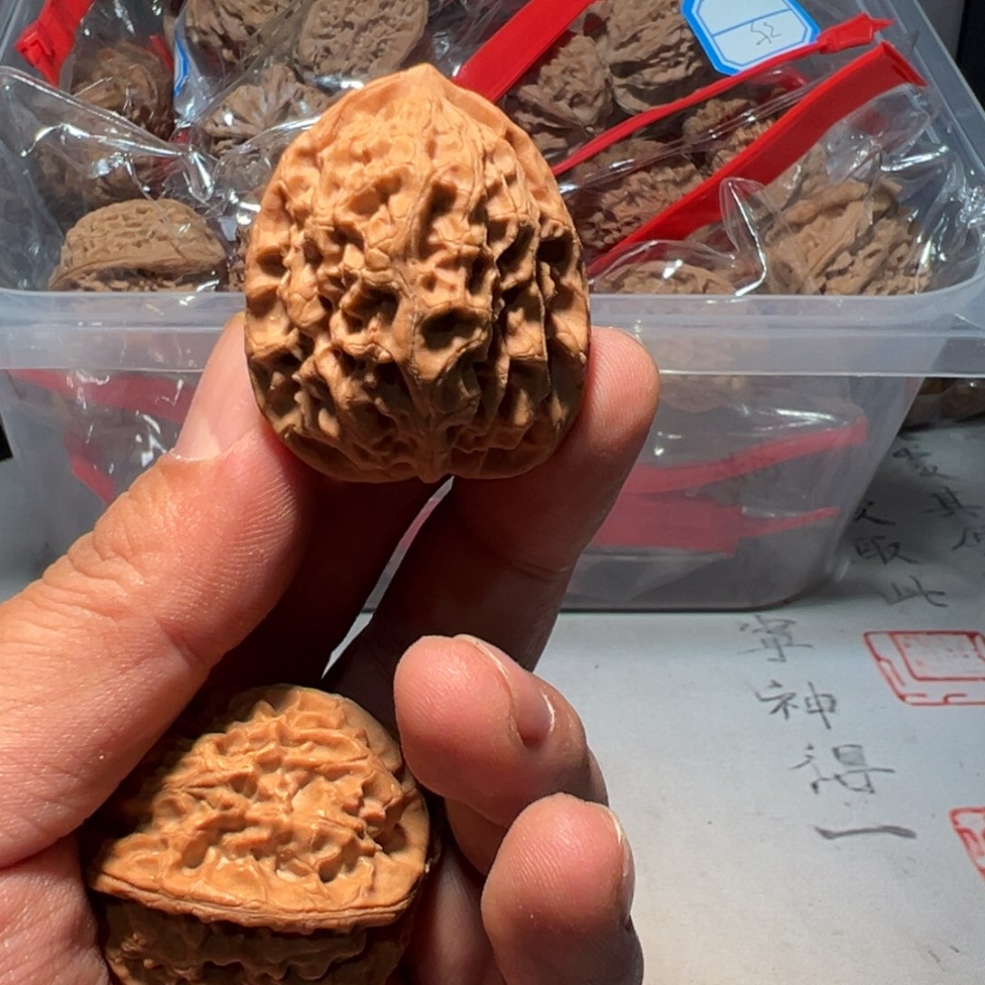 文玩核桃，雨点狮子头大尺寸