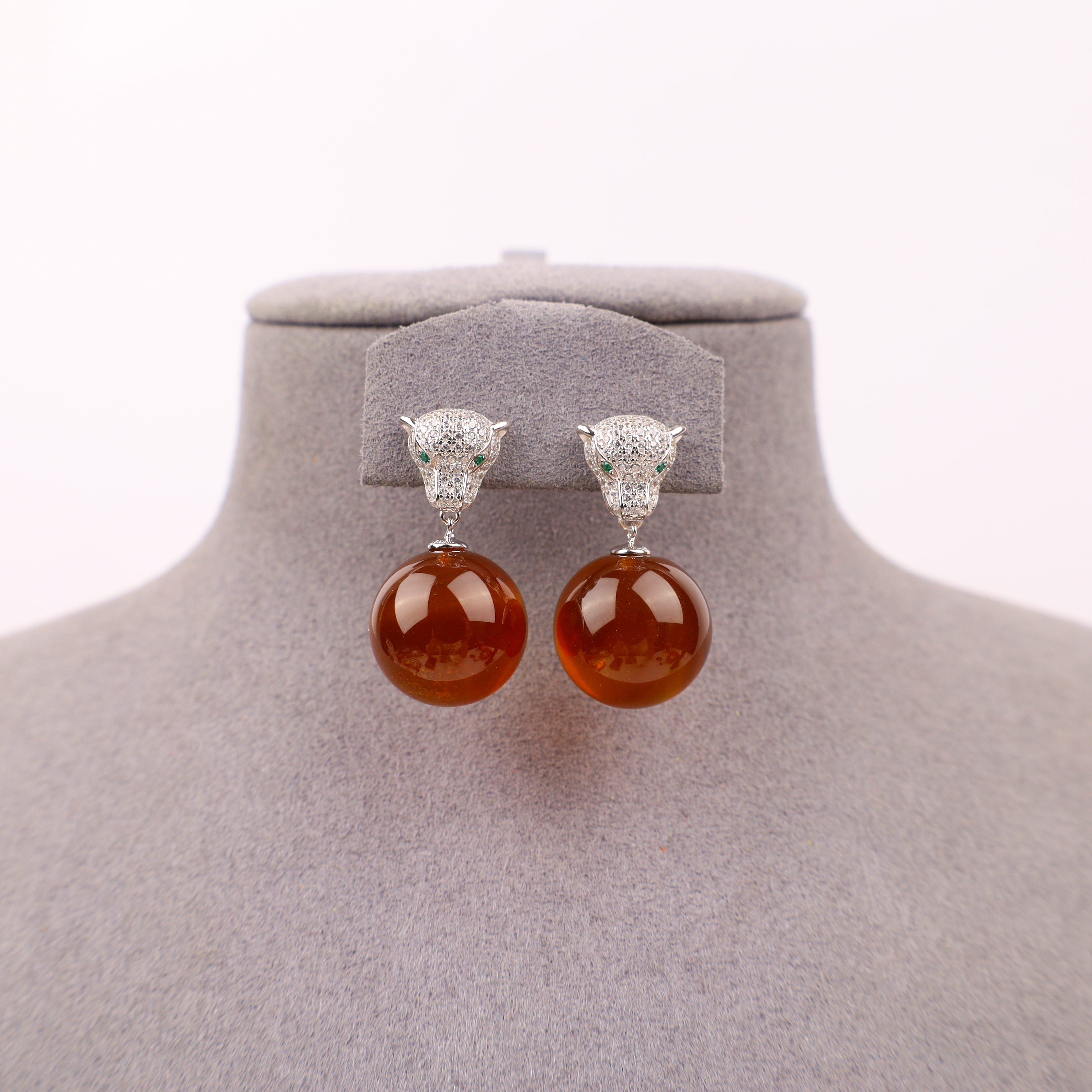 【心如珠宝赐福】豹子 棕红珀圆珠耳钉 E15016