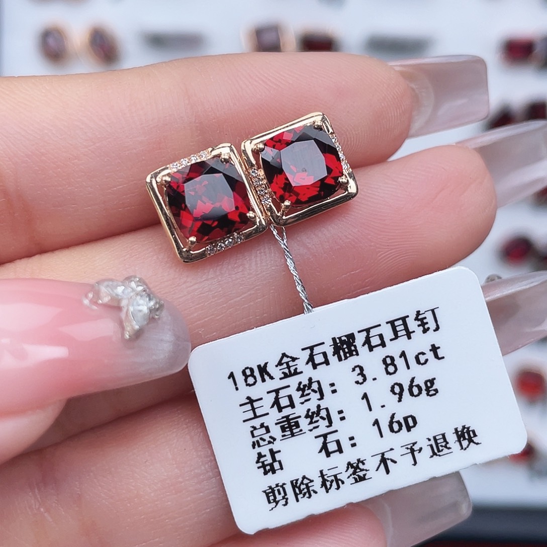 18K金镶嵌石榴石耳饰