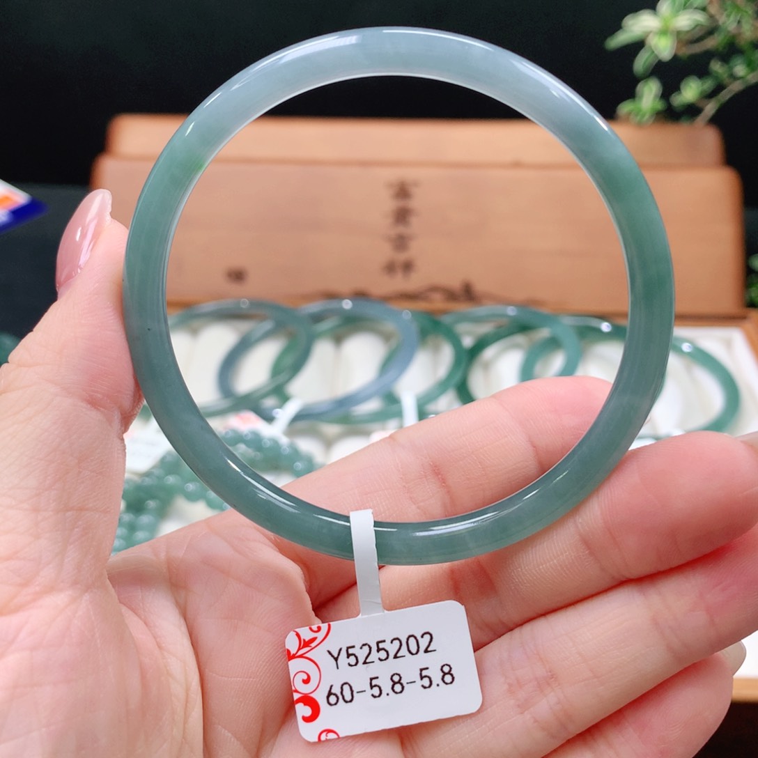 翡翠手镯未镶嵌天然