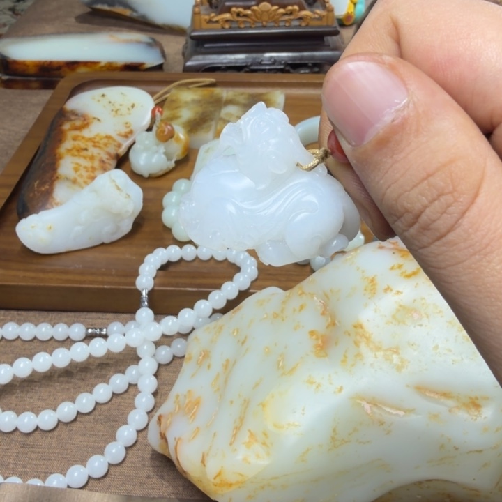 段***辰和田玉未镶嵌挂件