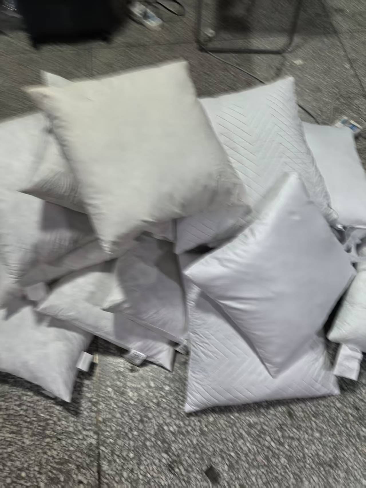 《厚广家》3楼40×40左右杂款羽毛抱枕 不挑款 微瑕疵 发1个