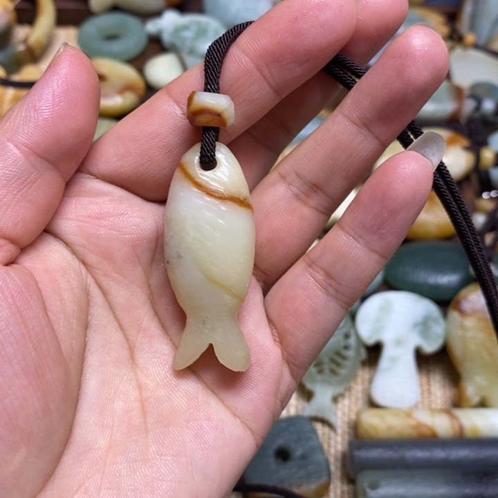 @***淡蛇纹石玉未镶嵌颈饰