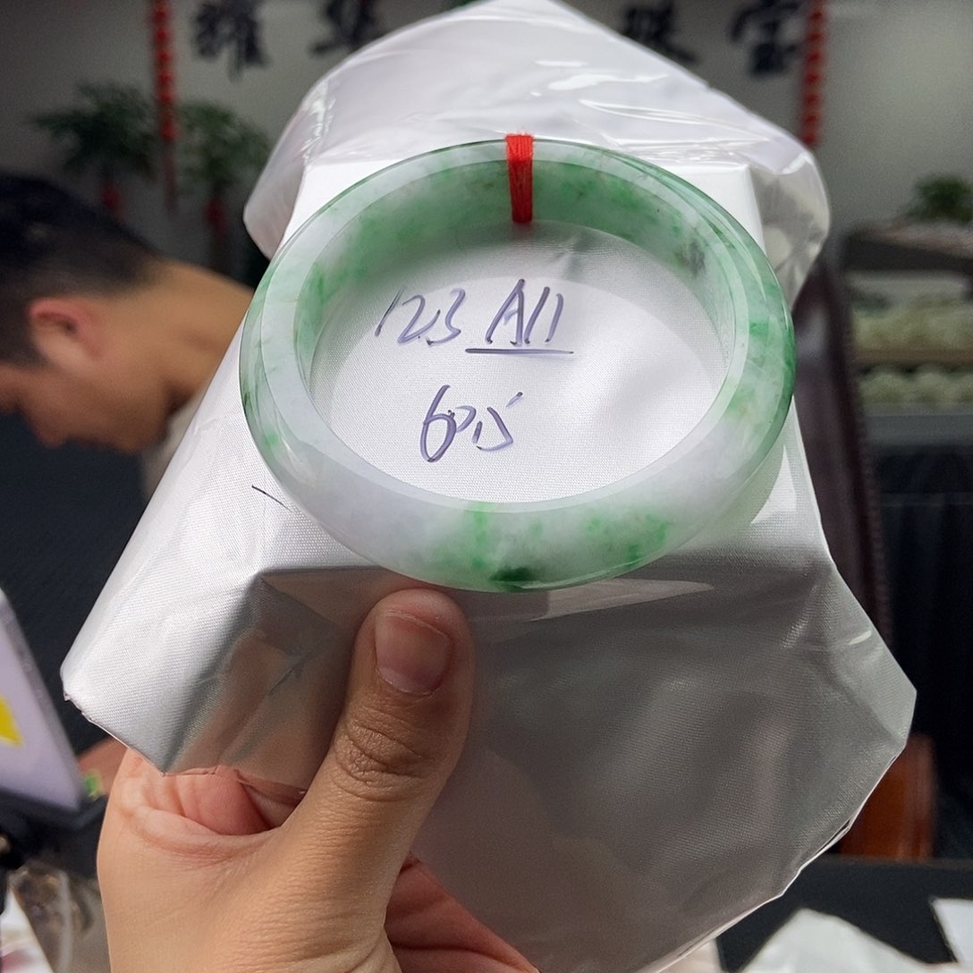 翡翠手镯未镶嵌拍一发一
