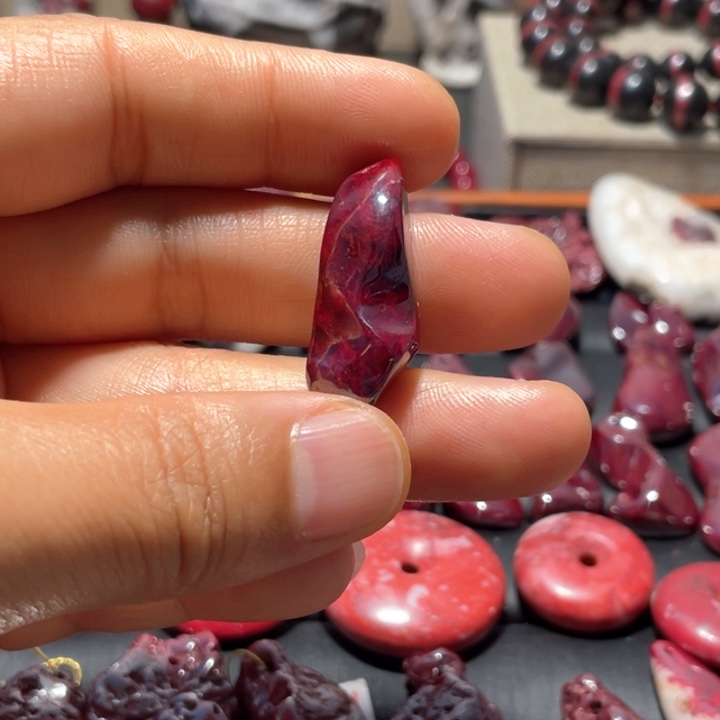 天然辰砂原矿吊坠12.5克