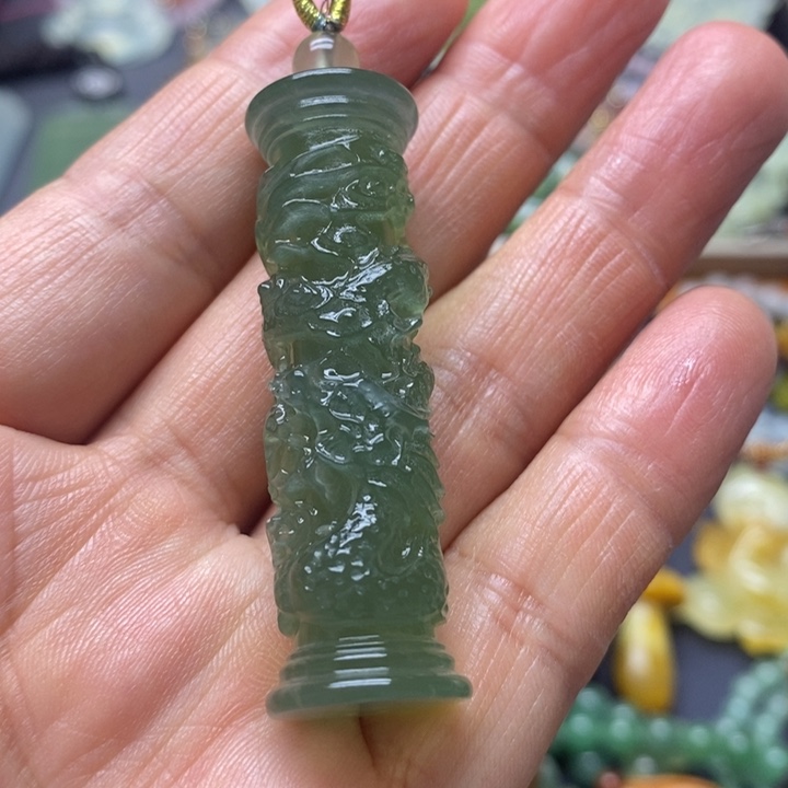 蛇纹石玉未镶嵌颈饰贝**妈