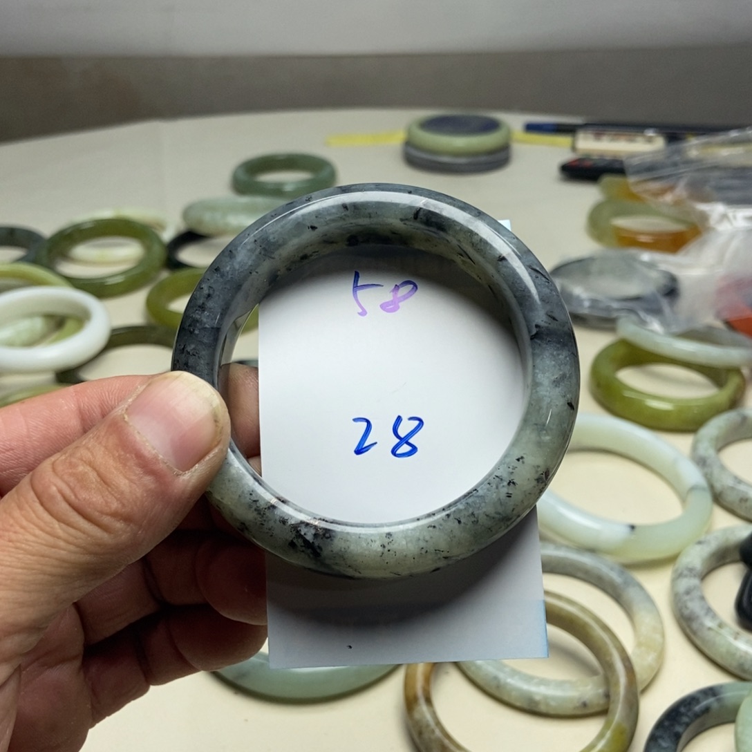 蛇纹石玉未镶嵌手镯