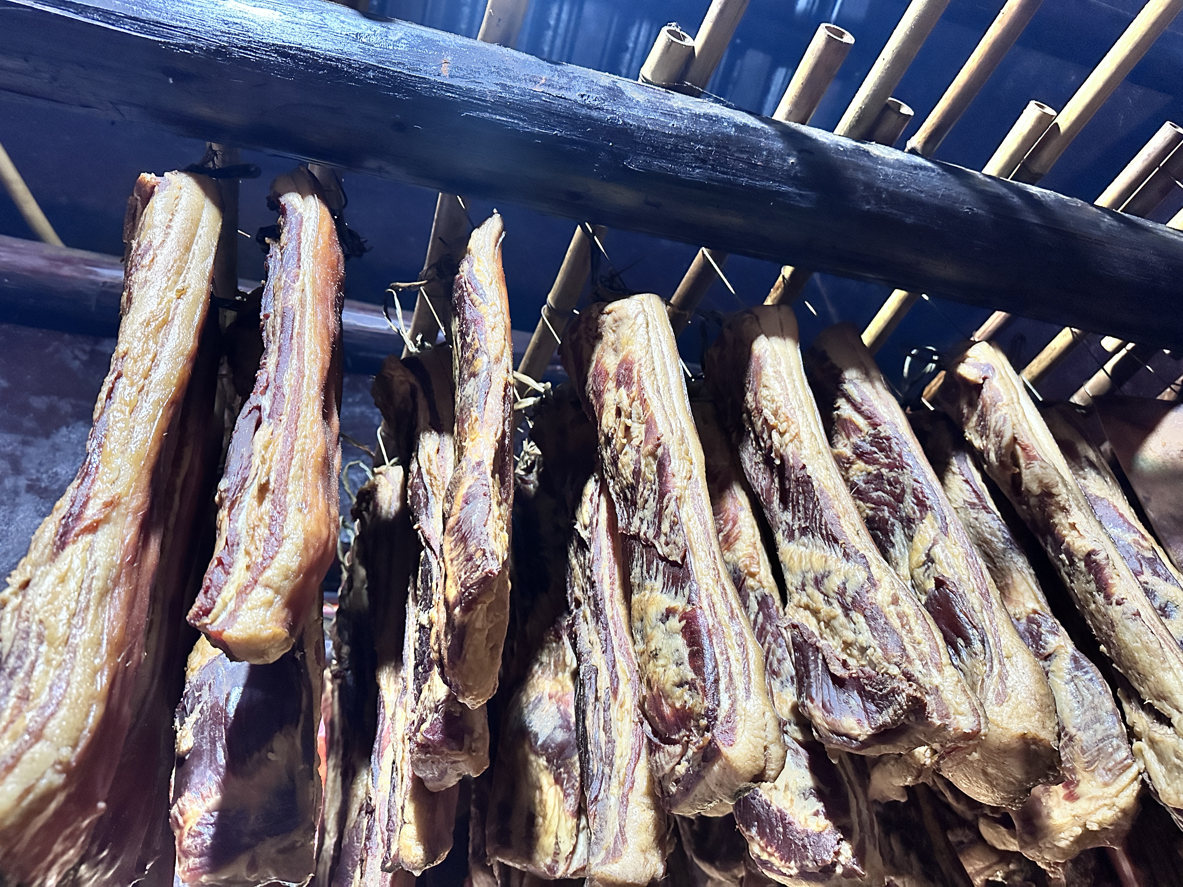 柴火烟熏湘西腊肉