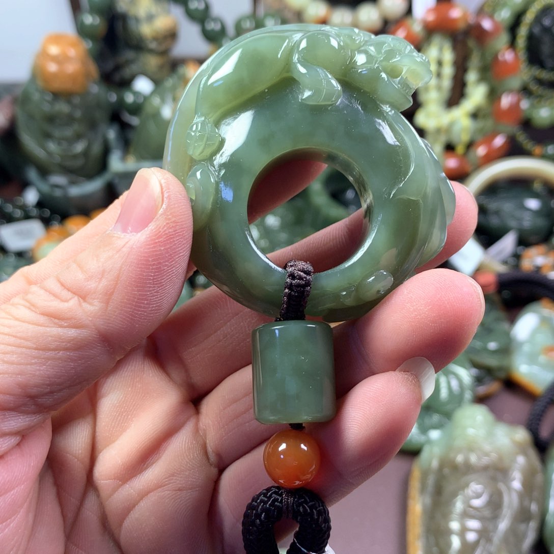 透闪石质玉把件未镶嵌?