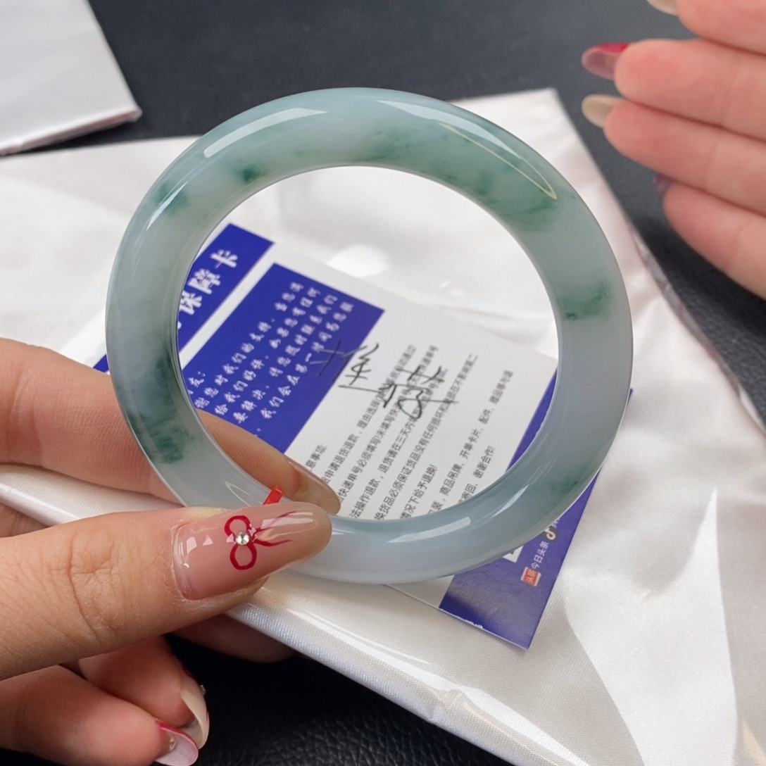 翡翠手镯（圆镯）未镶嵌56圈口