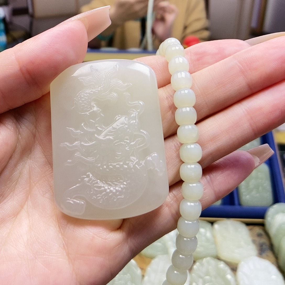 和田玉颈饰未镶嵌梦*