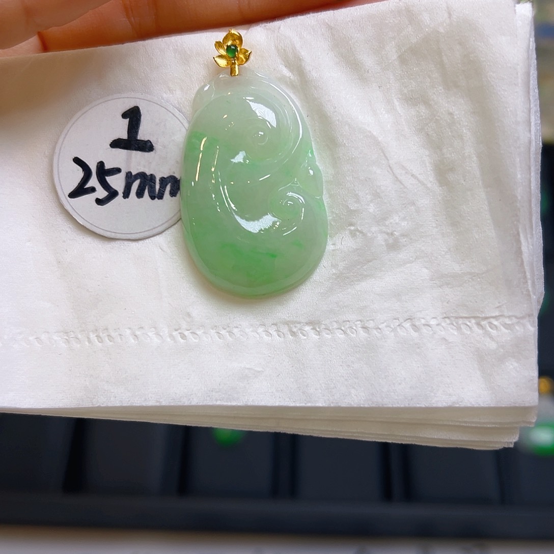 翡翠颈饰18K金镶嵌翡翠