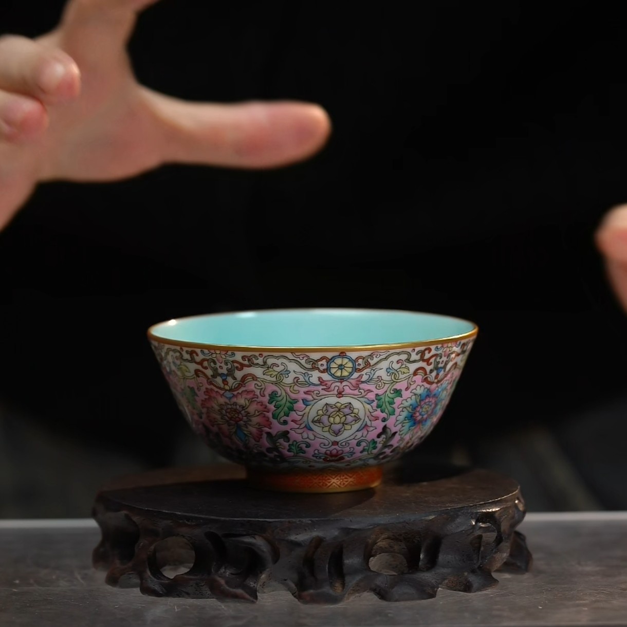 内松石绿釉外粉彩缠枝西番莲纹杯