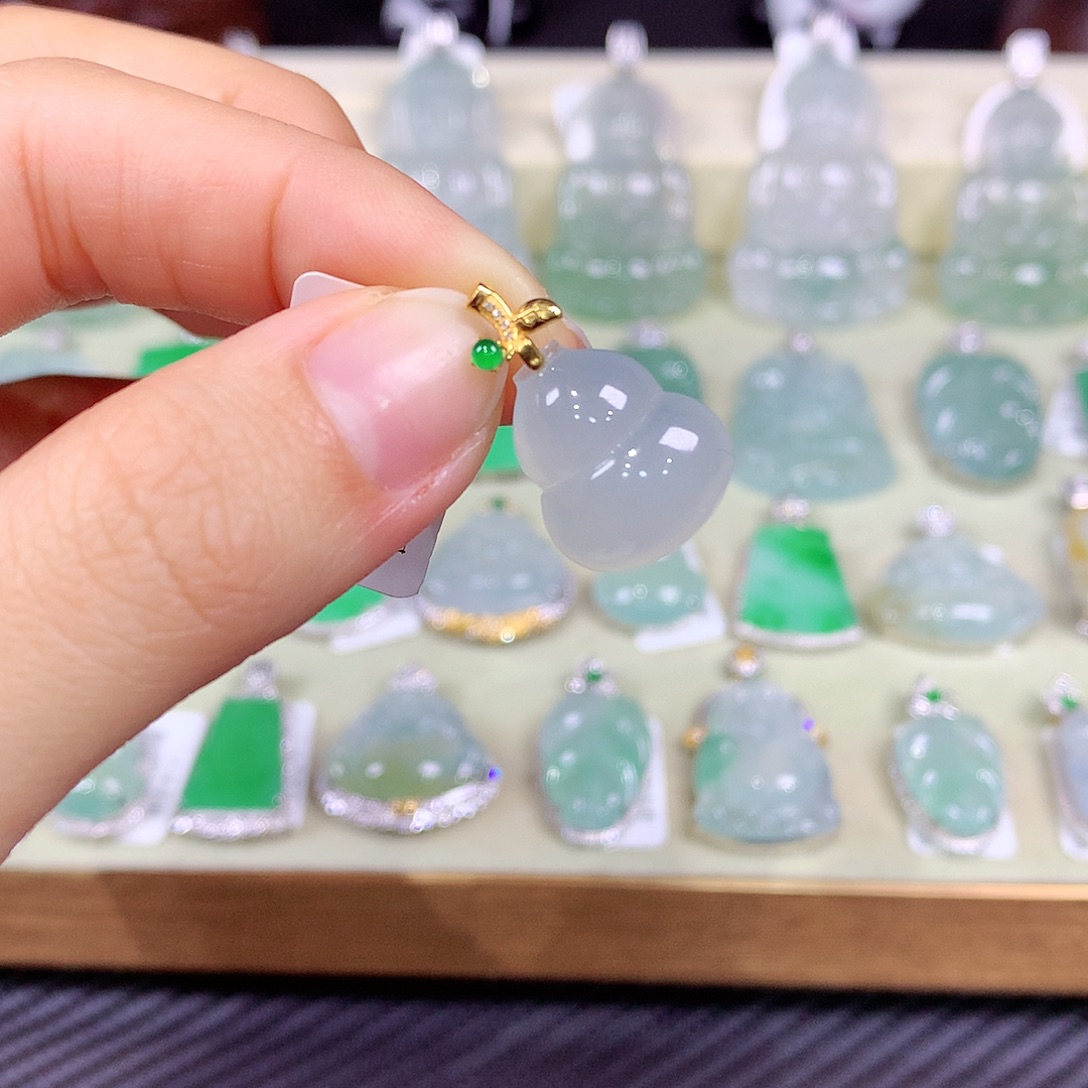 翡翠18K金镶嵌颈饰葫芦