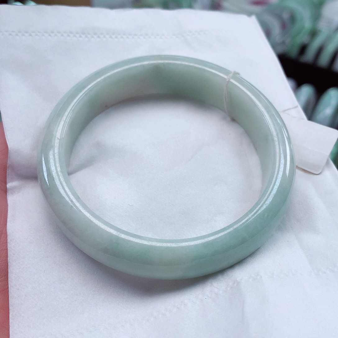 翡翠手镯未镶嵌圈口57有纹裂