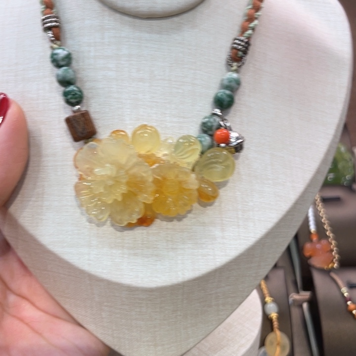 蛇纹石玉颈饰未镶嵌