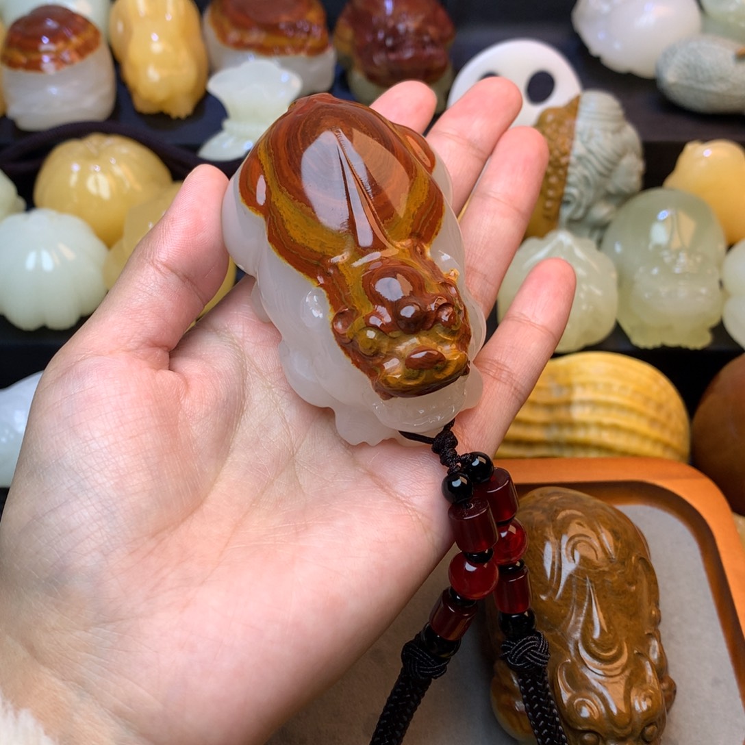 专***修五彩石手把件红皮貔貅