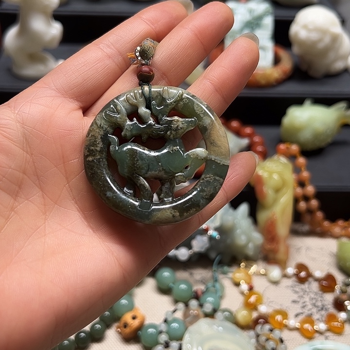 蛇纹石玉吊坠未镶嵌