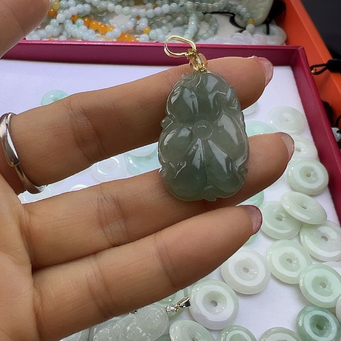 翡翠未镶嵌颈饰富贵