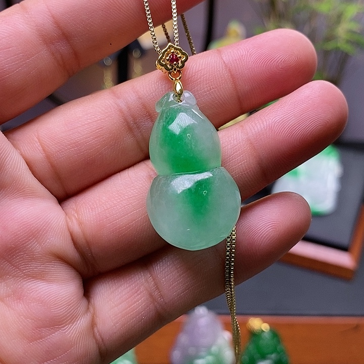 翡翠未镶嵌吊坠(赠链)