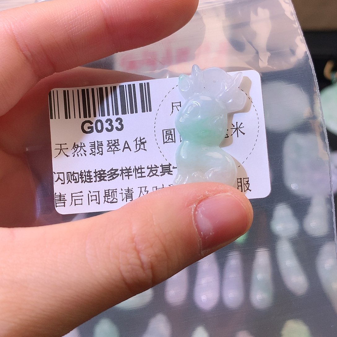 翡翠未镶嵌颈饰小鹿