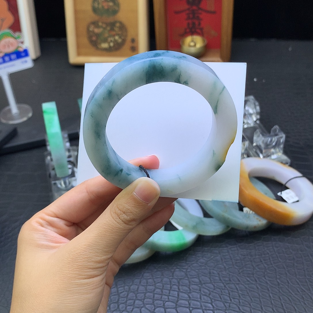 定制翡翠未镶嵌翡翠手镯