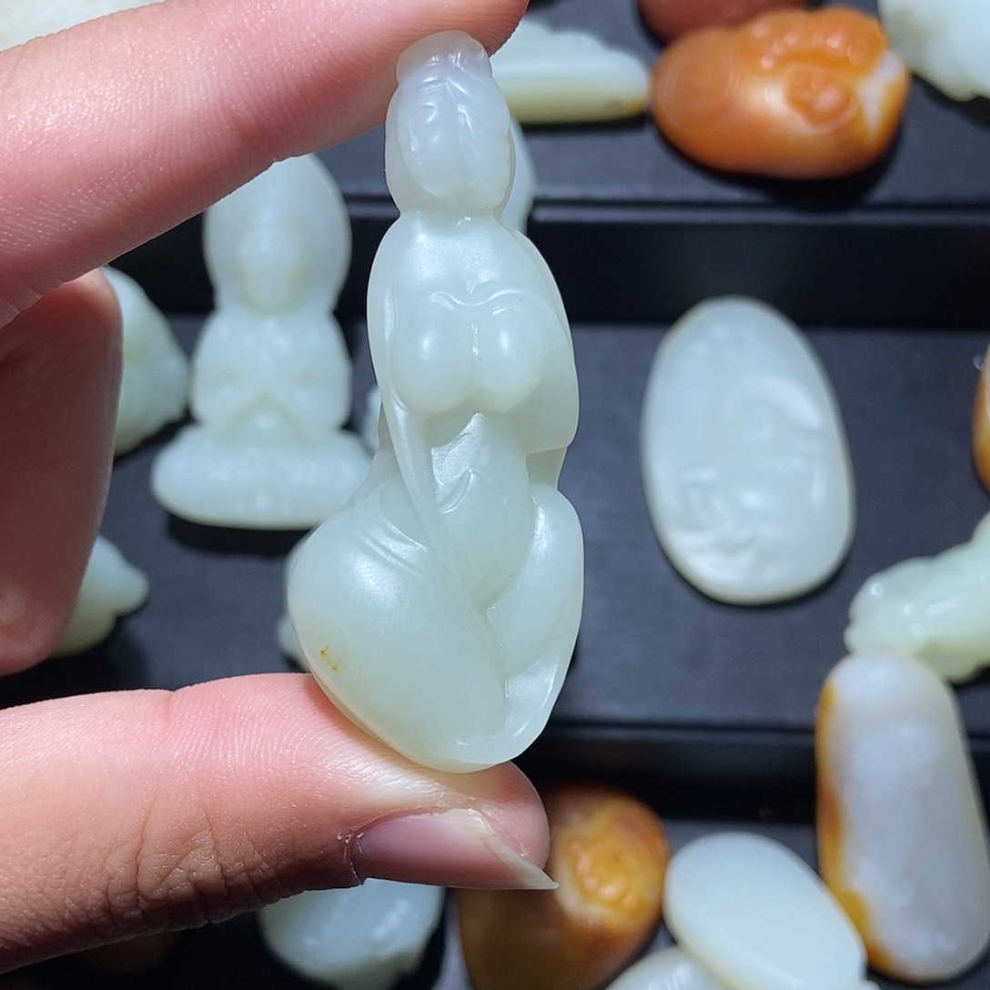 啊***闲和田玉未镶嵌颈饰