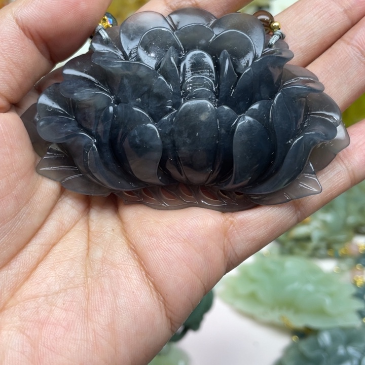 胡***霞蛇纹石玉未镶嵌颈饰