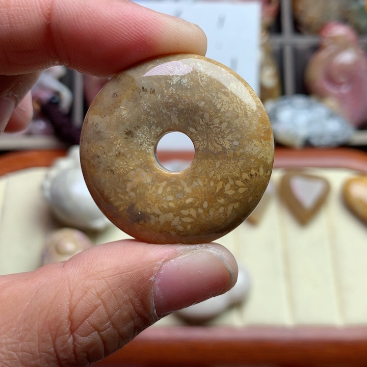 硅化珊瑚（珊瑚玉）颈饰足银镀金镶嵌