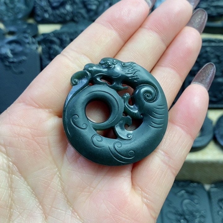 和田玉（青玉）颈饰未镶嵌双面雕刻