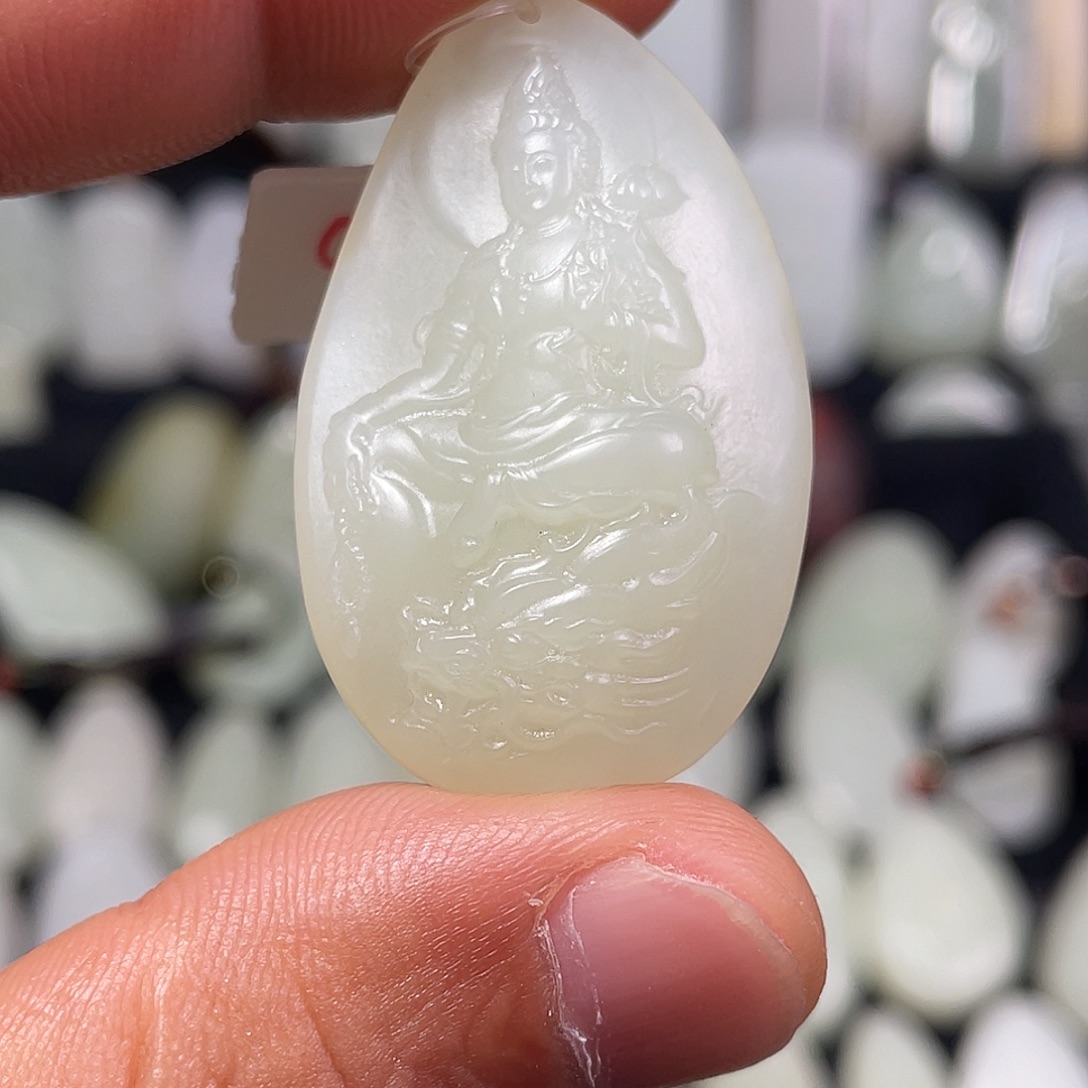 起***和田玉未镶嵌颈饰吊坠