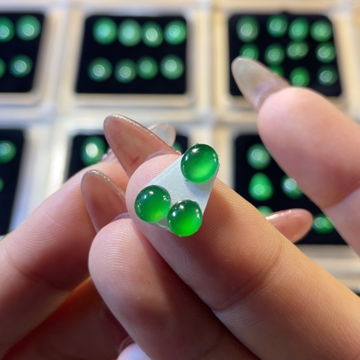 翡翠颈饰未镶嵌绿蛋面