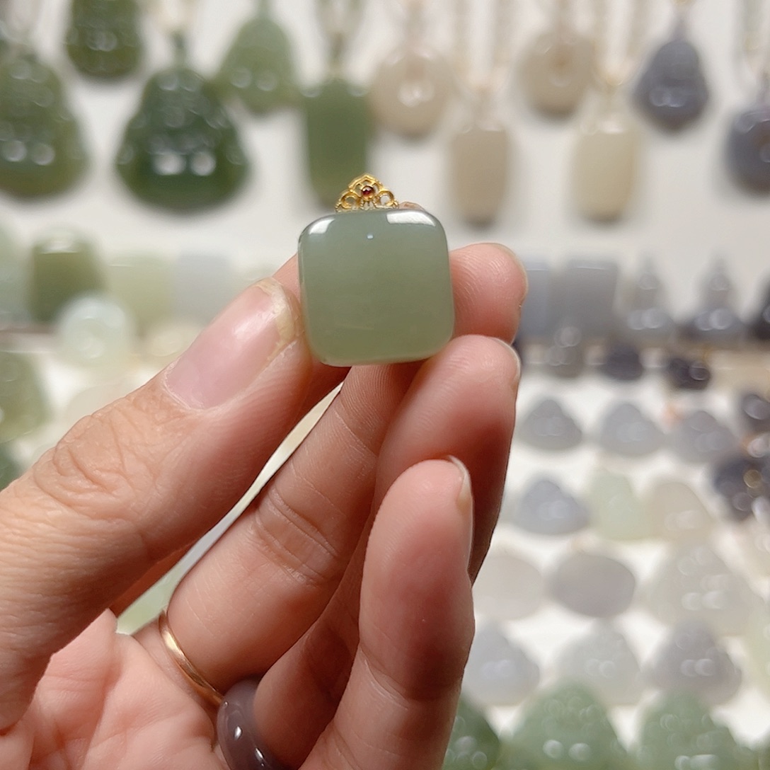 颈饰18K金镶嵌和田玉K***a