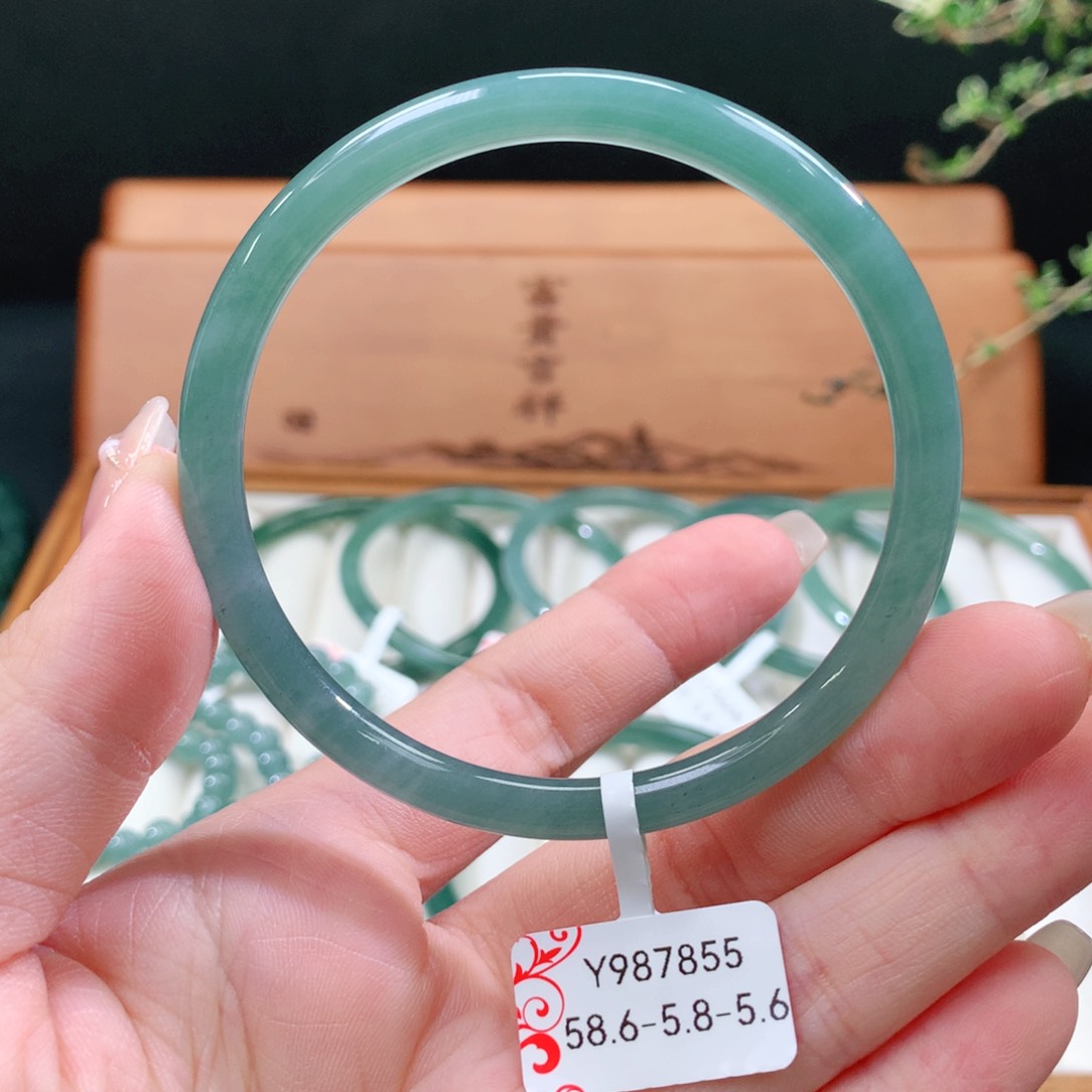 翡翠手镯未镶嵌天然